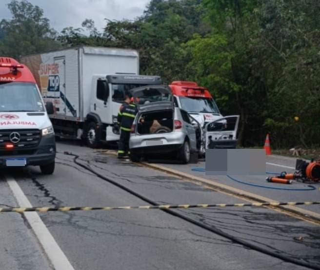 Grave acidente entre carro e caminhão na BR-262, em Viana no ES deixa um morto