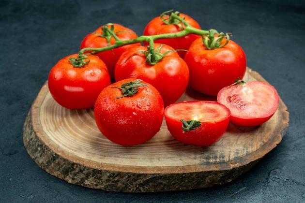 Tomate tem propriedades anticancerígenas, protege o coração e ajuda a dormir bem