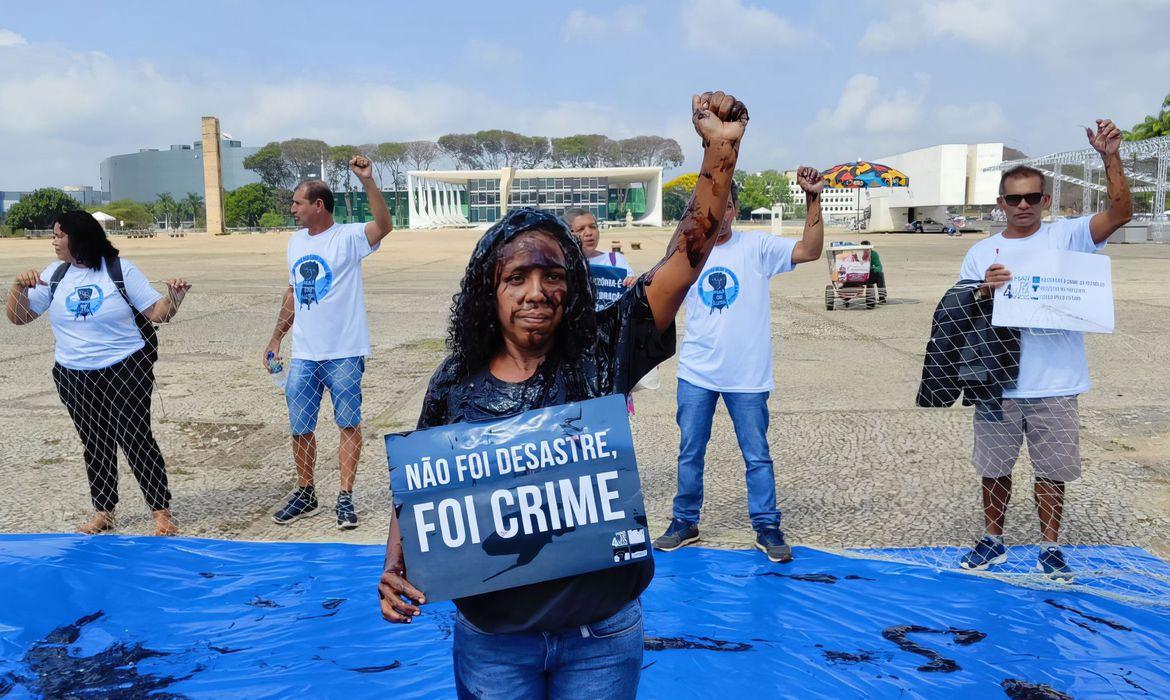 Pescadores pedem reparação por vazamento de óleo no Nordeste há 4 anos