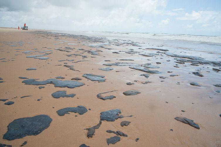 Pescadores pedem reparação por vazamento de óleo no Nordeste há 4 anos