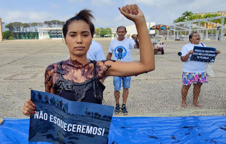 Pescadores pedem reparação por vazamento de óleo no Nordeste há 4 anos