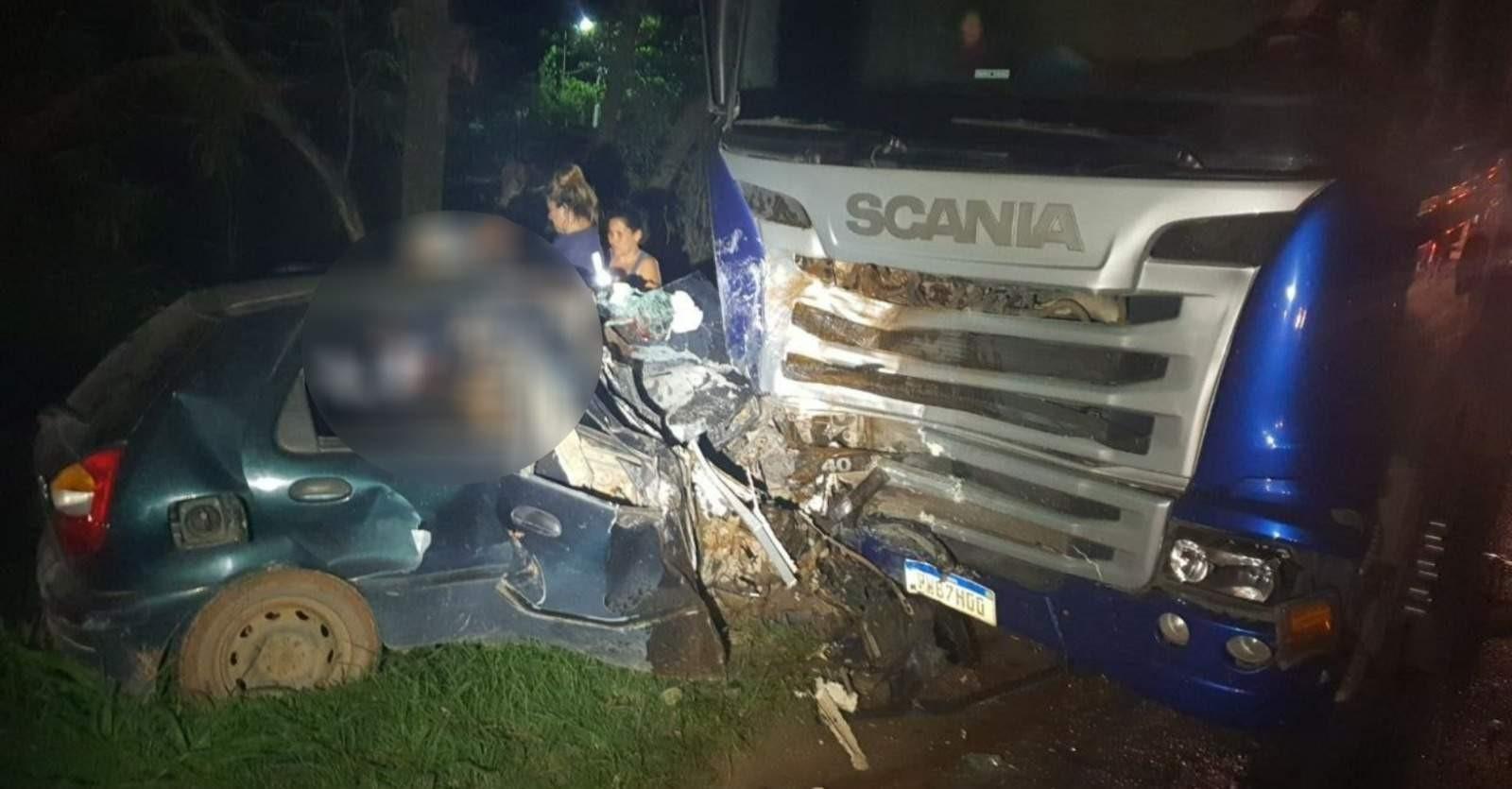 Grave acidente entre carro e caminhão na BR-101 deixa dois mortos no ES