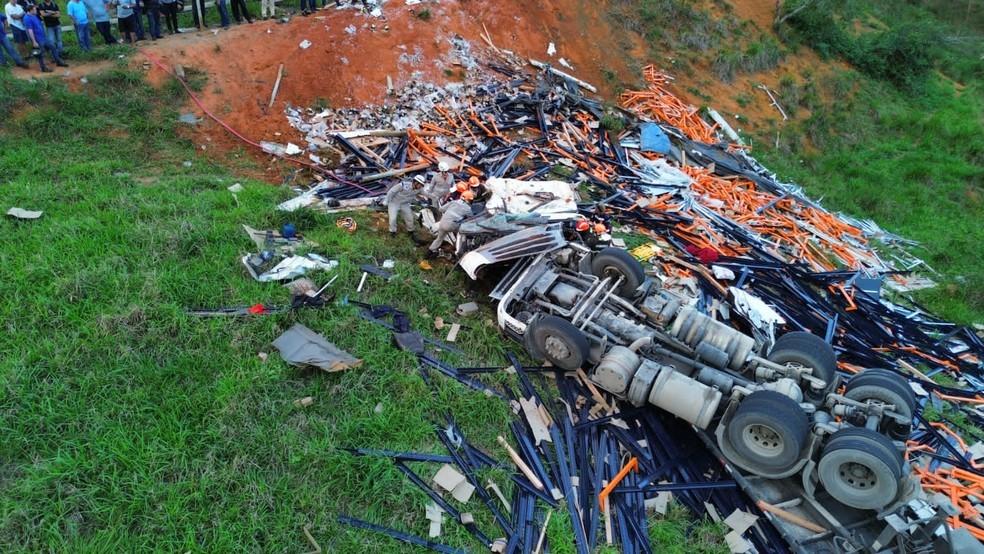 Carreta cai em ribanceira e motorista morre em Colatina, ES