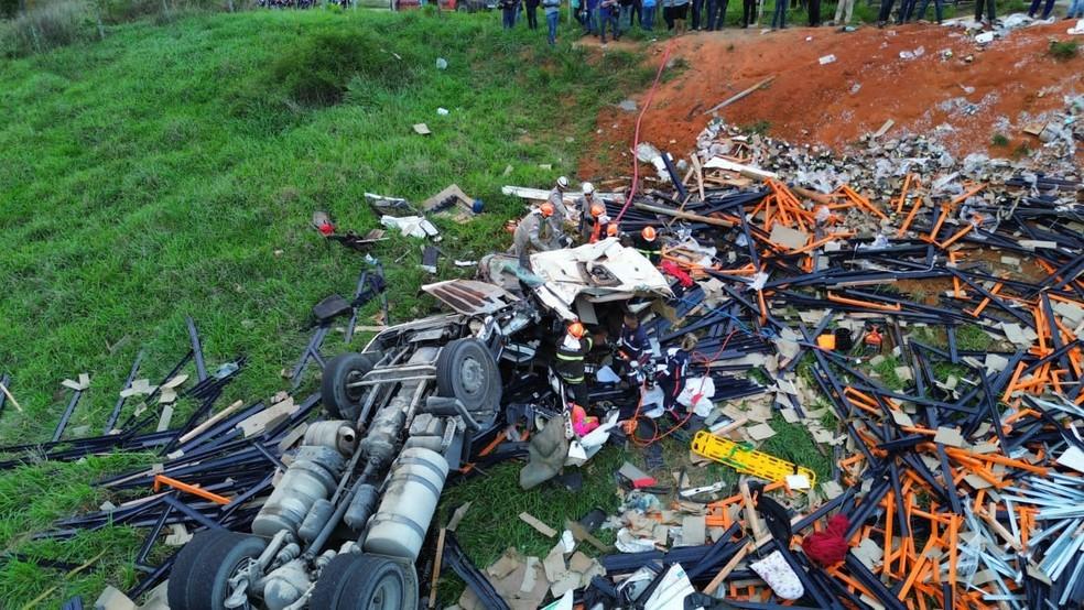 Carreta cai em ribanceira e motorista morre em Colatina, ES