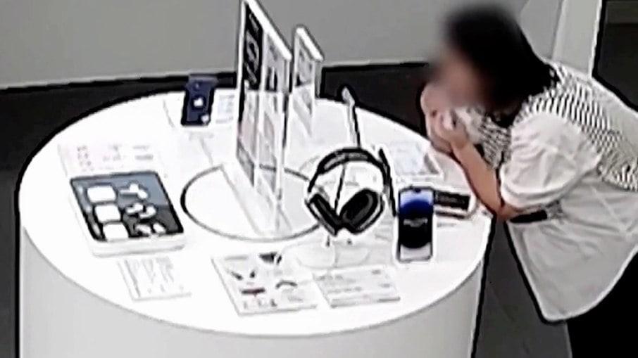 Mulher rói cabo de segurança e furta iPhone que custa R$ 8.599,00