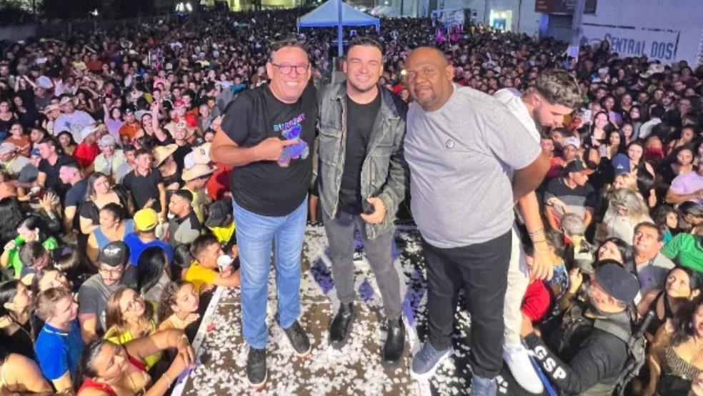 Prefeito se empolga em festa e se joga pra cair nos braços da plateia, mas cai no chão
