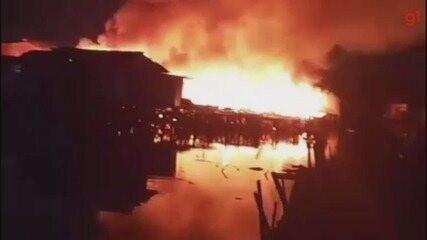 Incêndio de grandes proporções consome mais de 100 barracos em comunidade no litoral de SP
