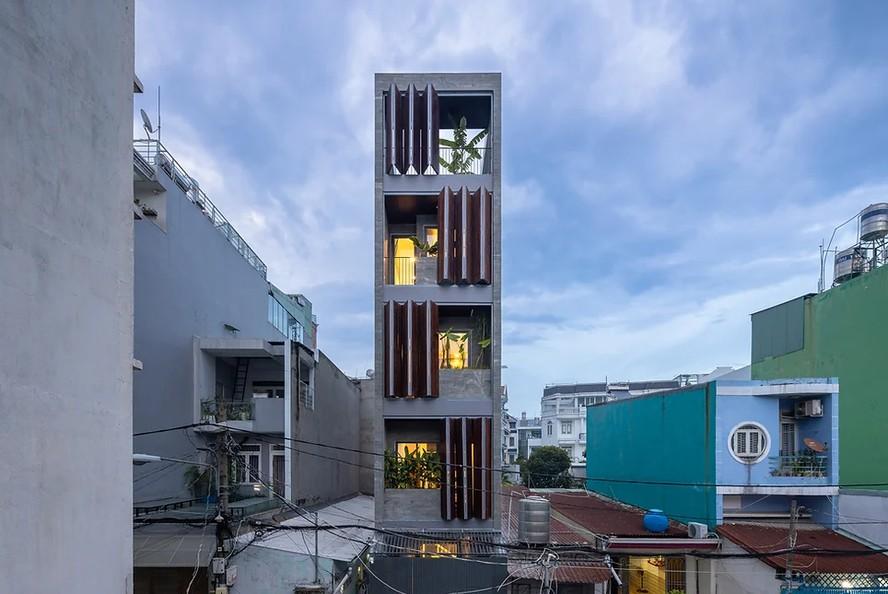 Casa estreita de menos de 4 m de largura tem quarto, cozinha, sala de jantar e terraço