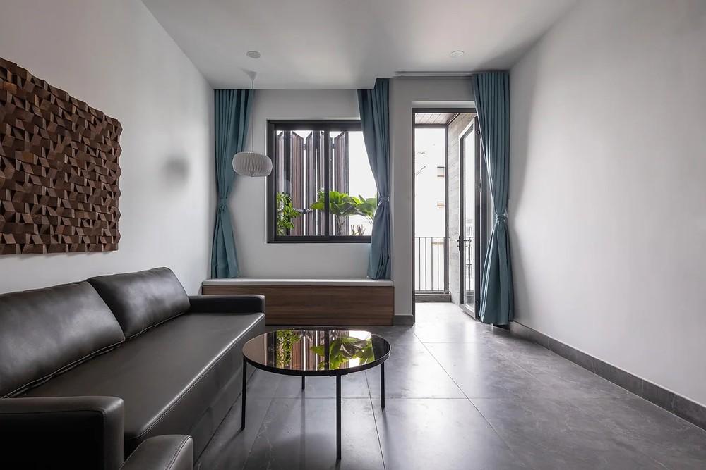 Casa estreita de menos de 4 m de largura tem quarto, cozinha, sala de jantar e terraço