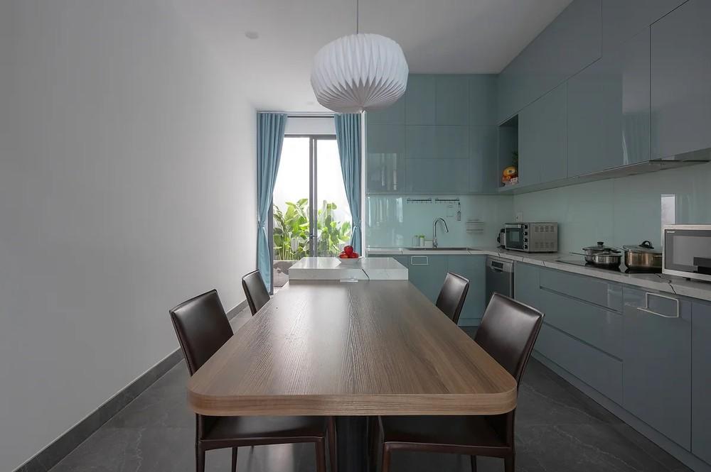 Casa estreita de menos de 4 m de largura tem quarto, cozinha, sala de jantar e terraço