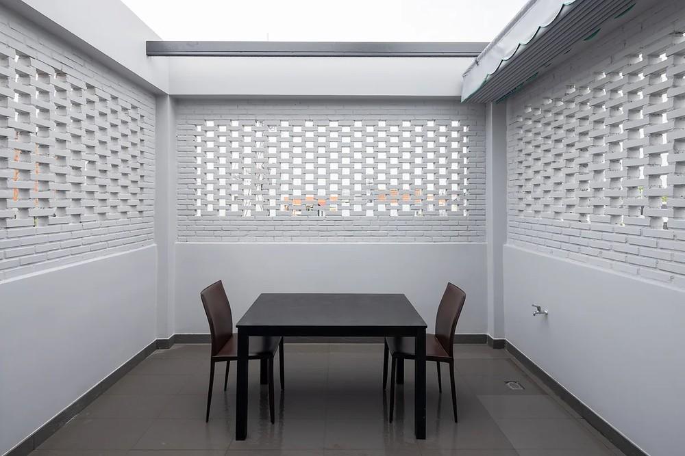 Casa estreita de menos de 4 m de largura tem quarto, cozinha, sala de jantar e terraço
