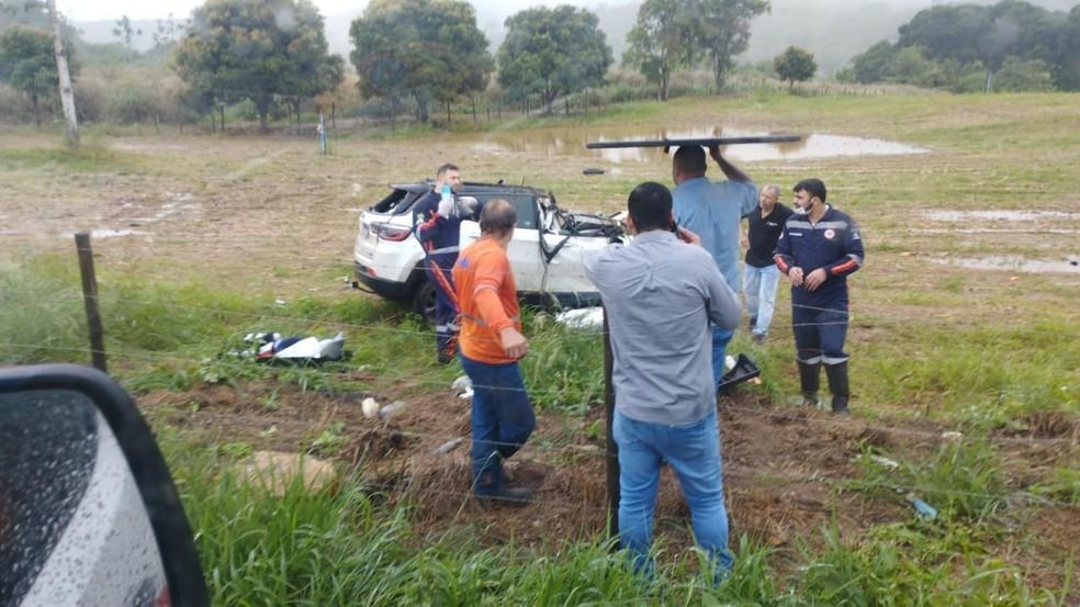 Médica morre ao capotar com carro na BR-259 em Colatina, ES