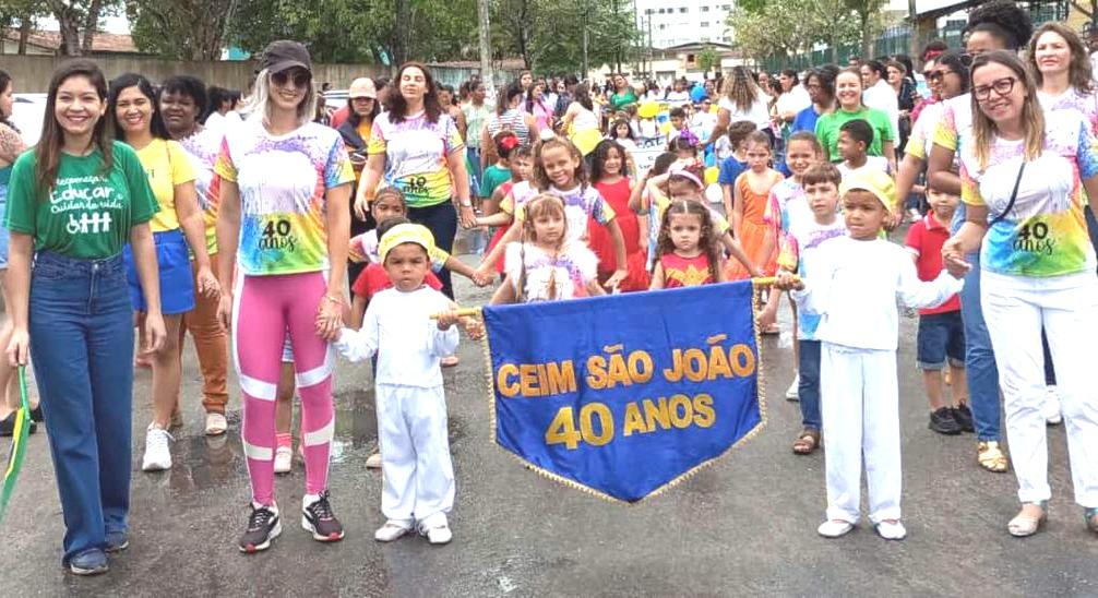 Chuva não diminui brilho do 7 de Setembro em São Mateus no ES: periferia, campo e cidade deram show