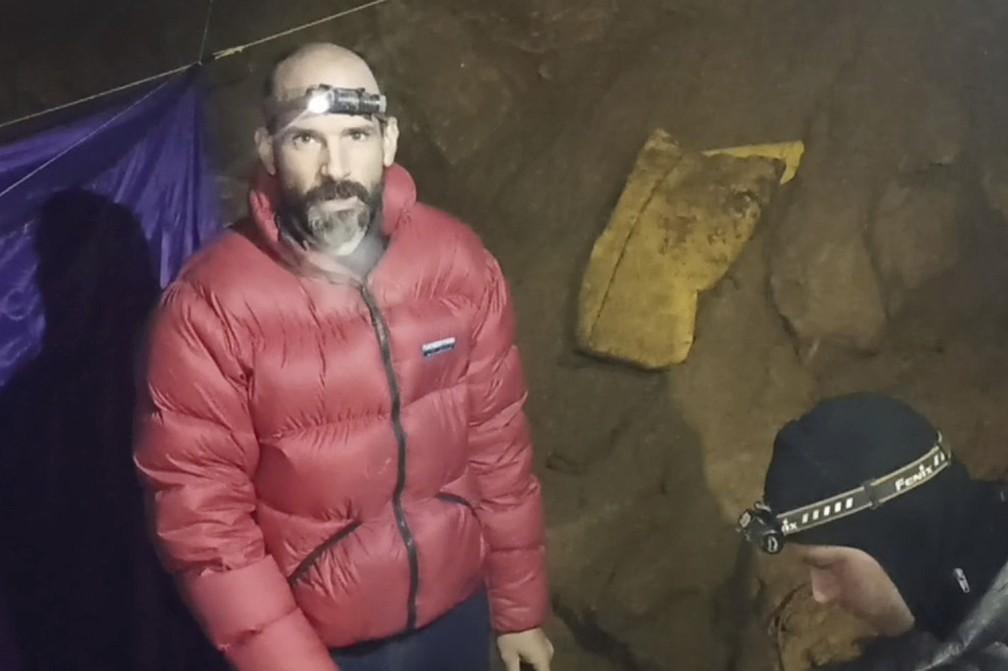 Equipe tenta salvar explorador americano preso em caverna a 1km de profundidade na Turquia