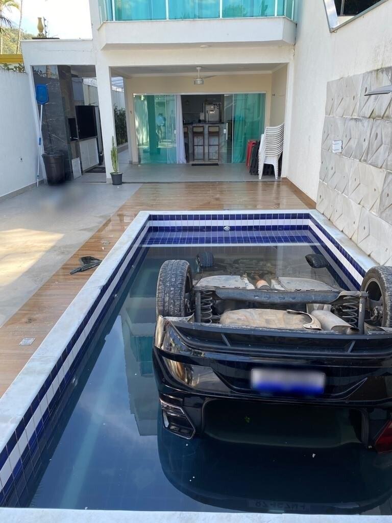 Mulher de 22 anos morre afogada após carro cair dentro de piscina de casa