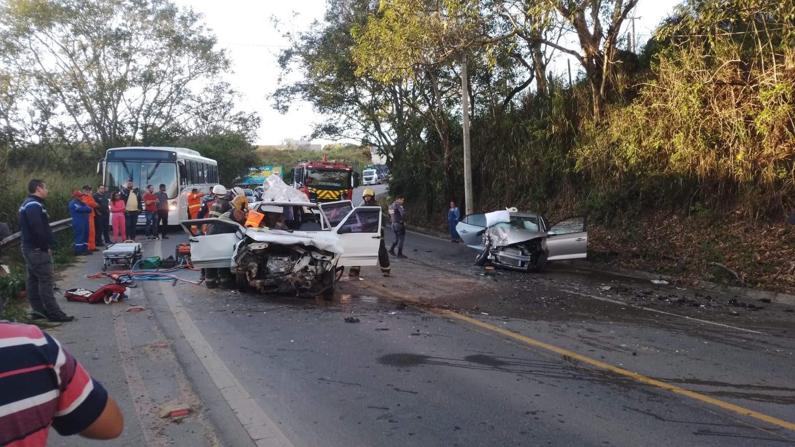 Grave acidente entre dois carros na rodovia ES 257 deixa homem preso às ferragens, no ES