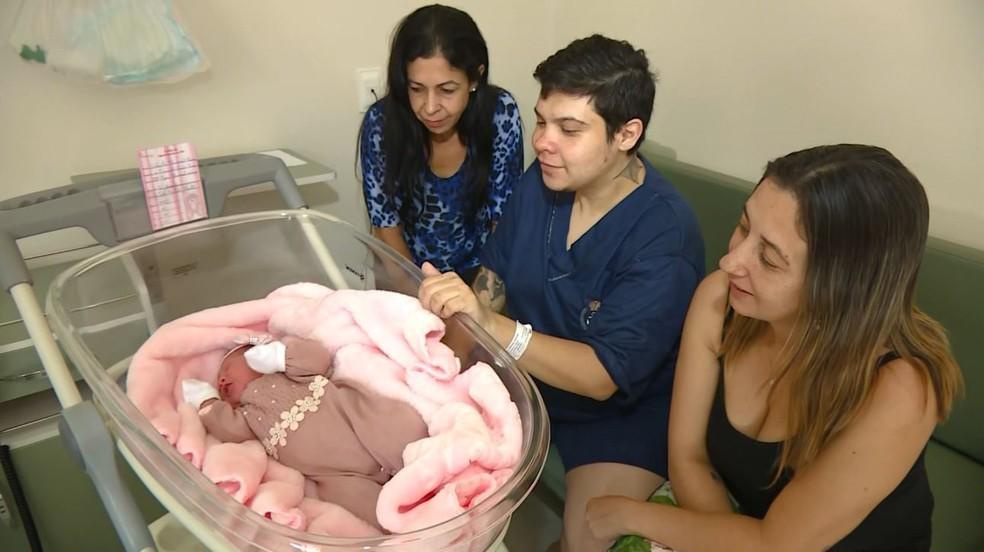 Homem trans que engravidou para realizar sonho celebra os 4 anos da filha: ‘Motivo da nossa felicidade’