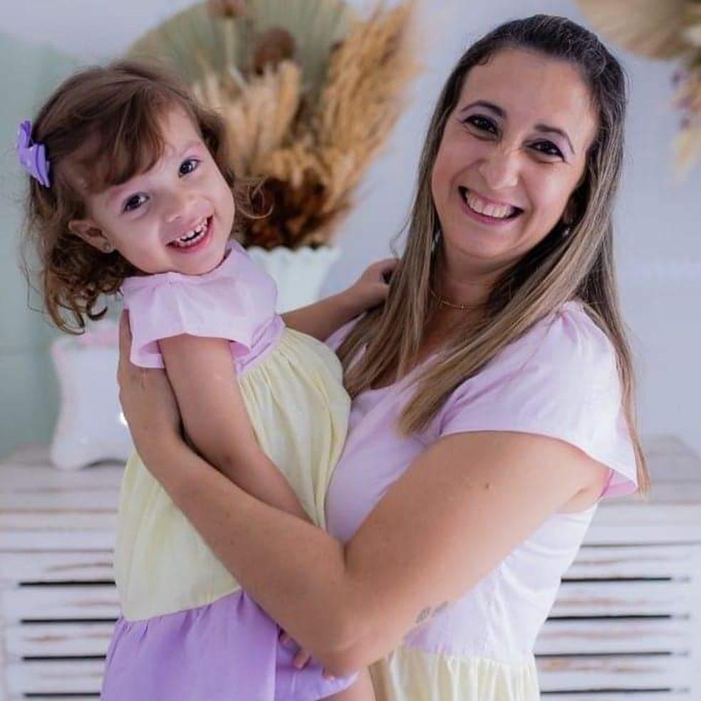 Homem trans que engravidou para realizar sonho celebra os 4 anos da filha: ‘Motivo da nossa felicidade’