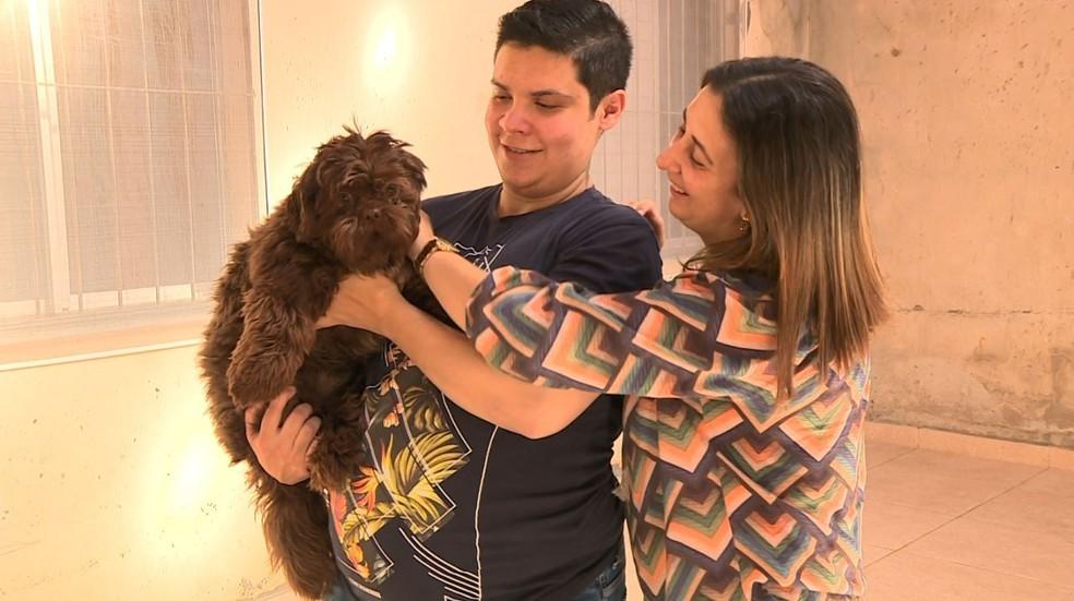Homem trans que engravidou para realizar sonho celebra os 4 anos da filha: ‘Motivo da nossa felicidade’