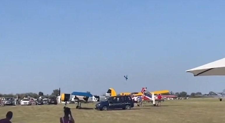 Pai e filho morrem após avião cair e explodir