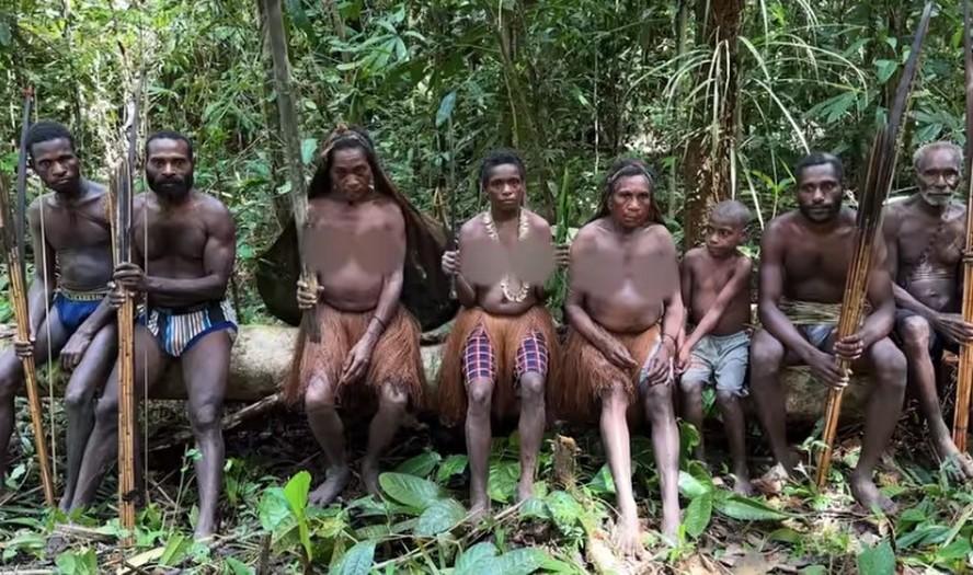 Tribo canibal que vive na 'Idade da Pedra' na Oceania come integrantes que são flagrados roubando