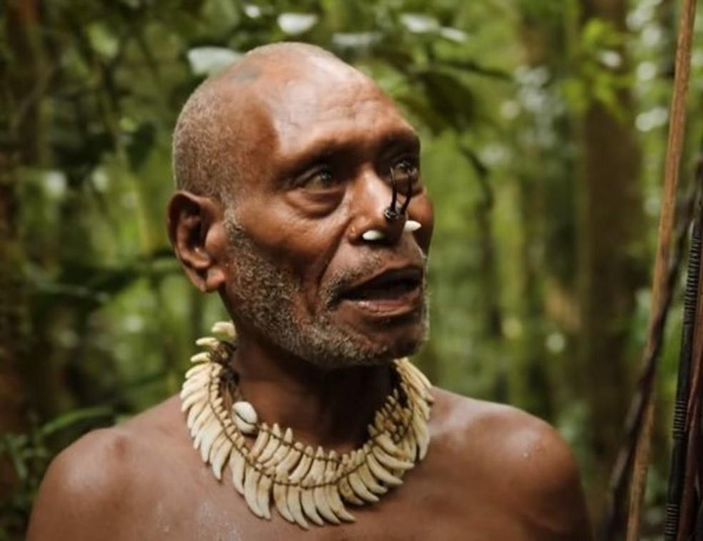 Tribo canibal que vive na 'Idade da Pedra' na Oceania come integrantes que são flagrados roubando