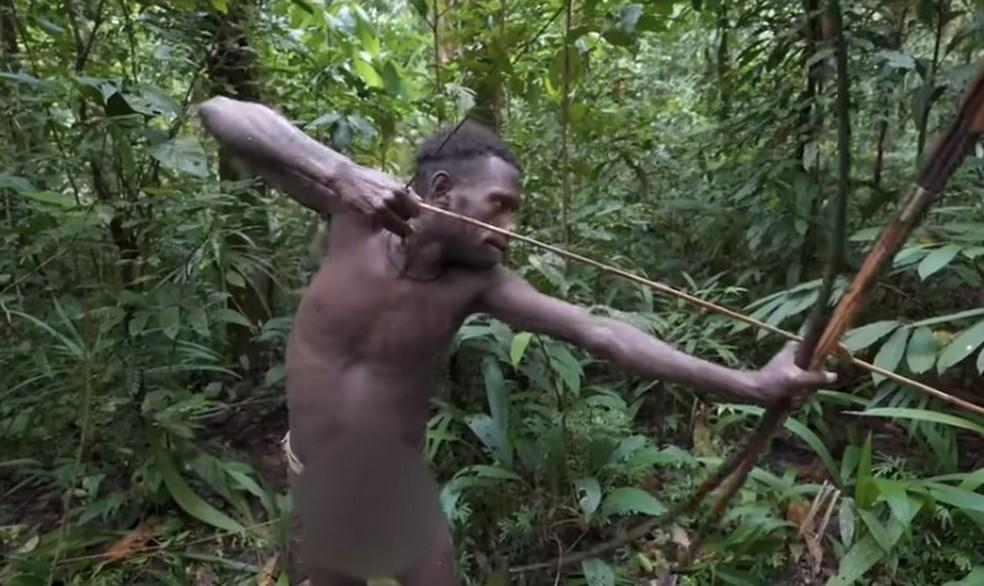 Tribo canibal que vive na 'Idade da Pedra' na Oceania come integrantes que são flagrados roubando