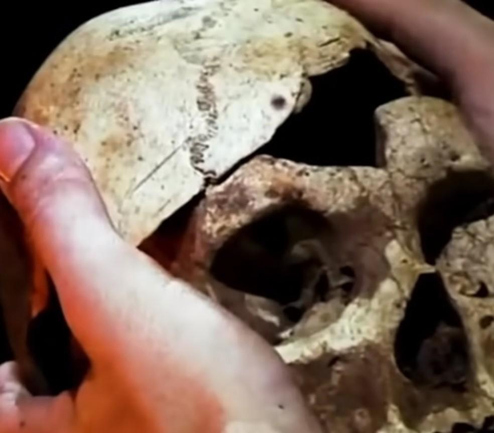 Tribo canibal que vive na 'Idade da Pedra' na Oceania come integrantes que são flagrados roubando