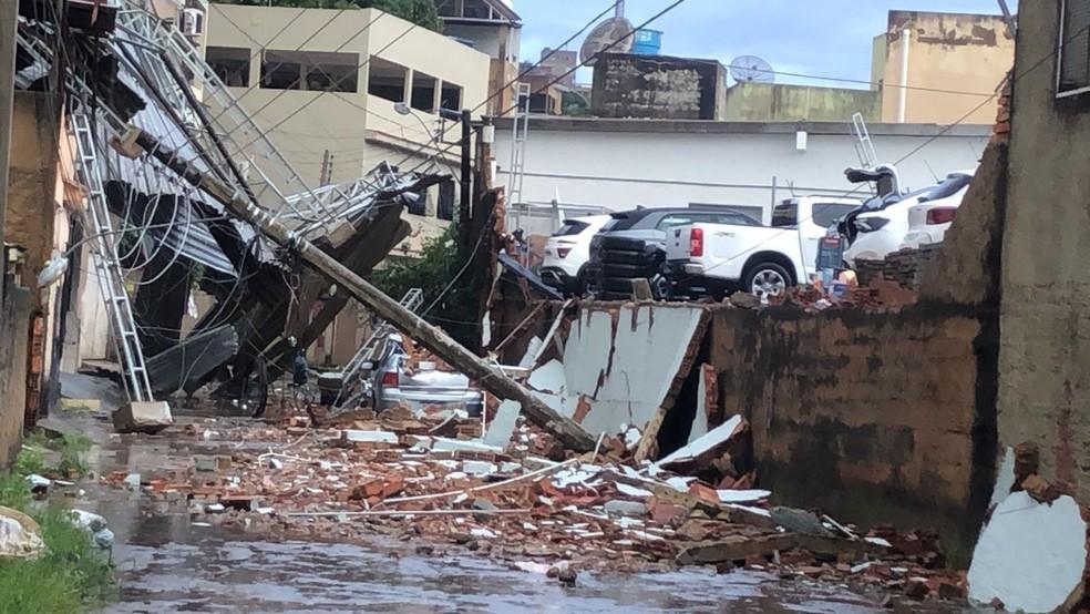 Temporal destelha casas, derruba árvores, portões e muros em Colatina, ES