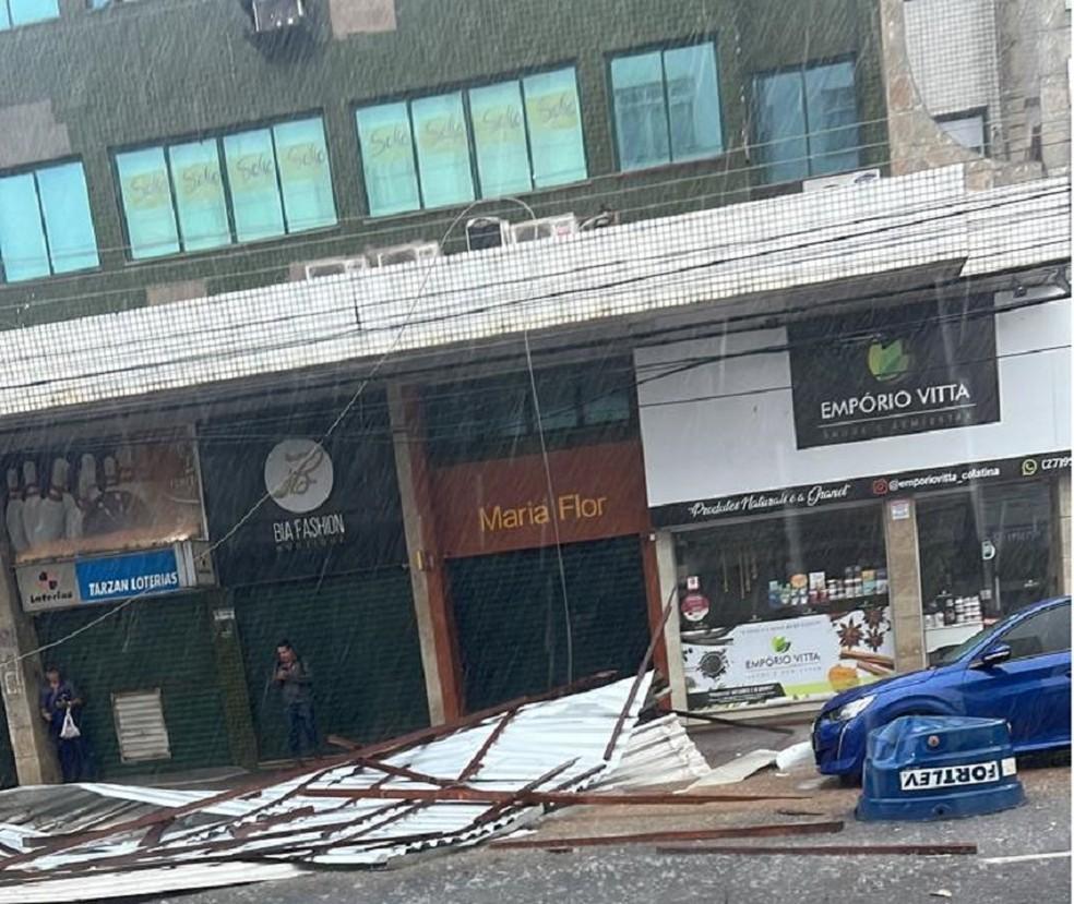 Temporal destelha casas, derruba árvores, portões e muros em Colatina, ES