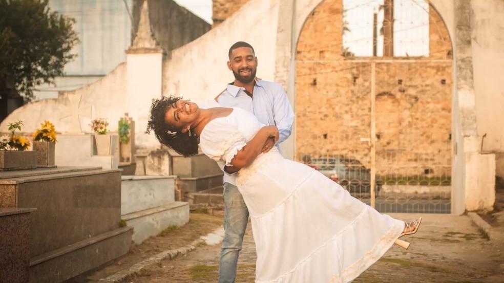 Coveira e agente funerário fazem ensaio de casamento em cemitério de São Mateus, ES