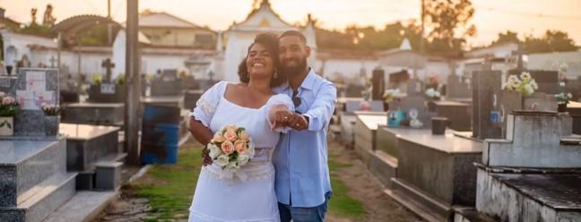 Coveira e agente funerário fazem ensaio de casamento em cemitério de São Mateus, ES