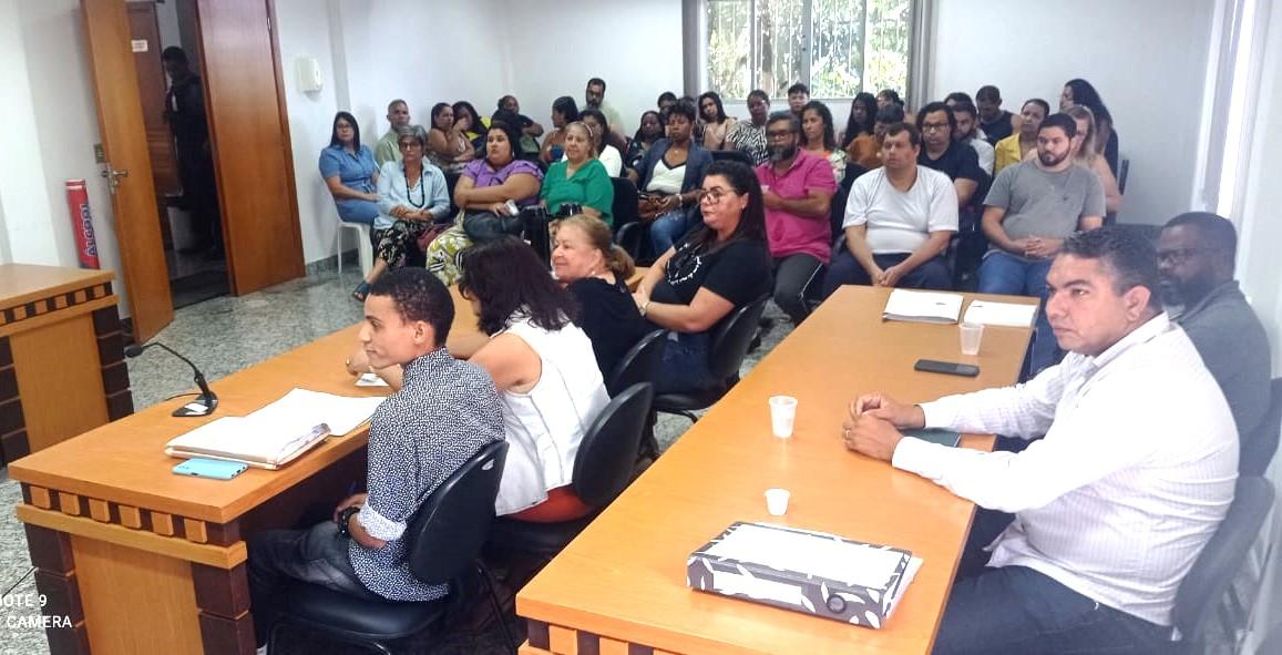 Candidatos e mesários recebem orientações para a eleição do Conselho Tutelar, em Conceição da Barra, ES
