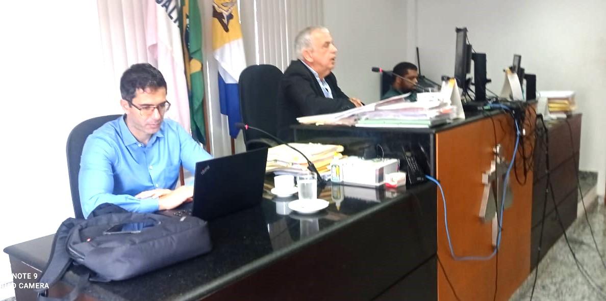 Candidatos e mesários recebem orientações para a eleição do Conselho Tutelar, em Conceição da Barra, ES