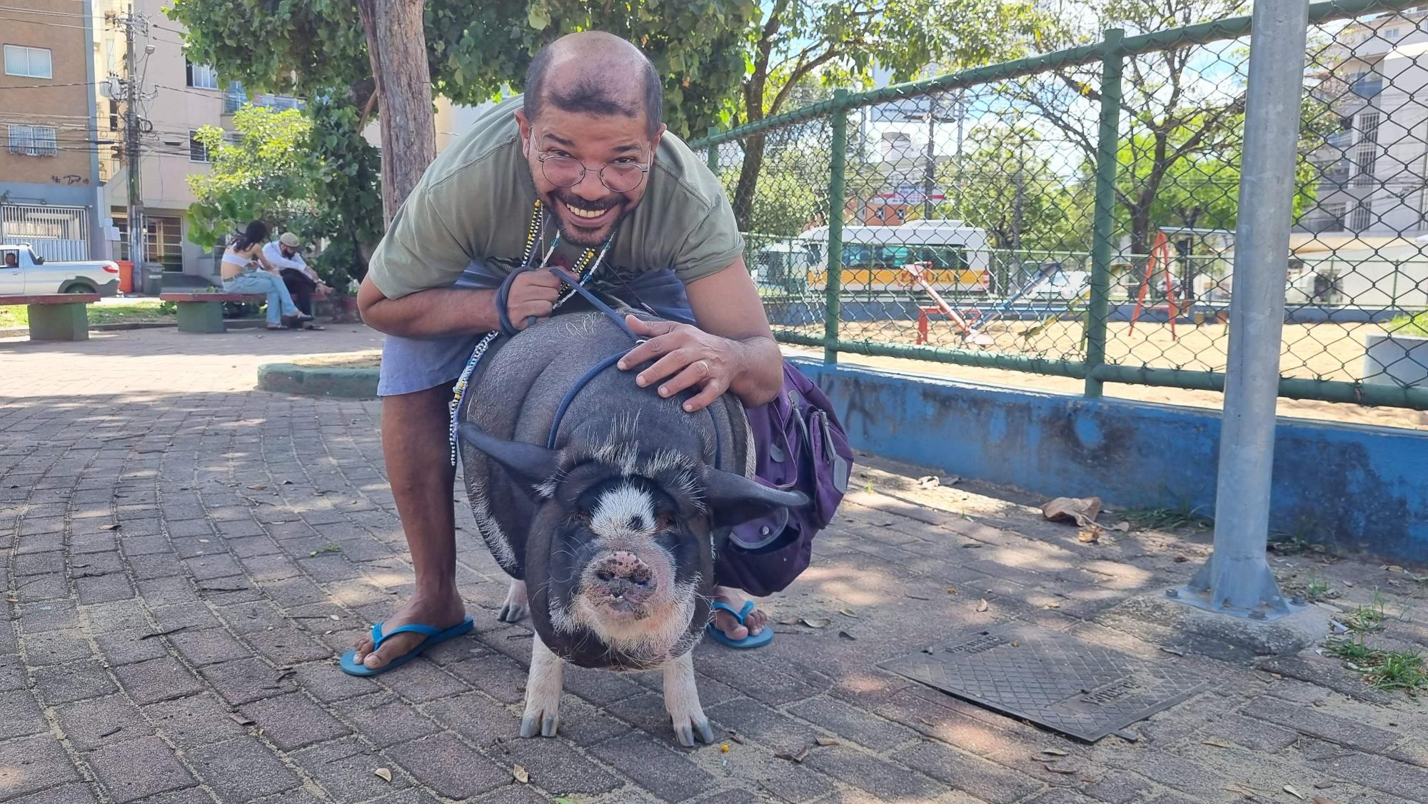 Porco pet? Filho de Martinho da Vila cria animal de 60 kg em apartamento no ES
