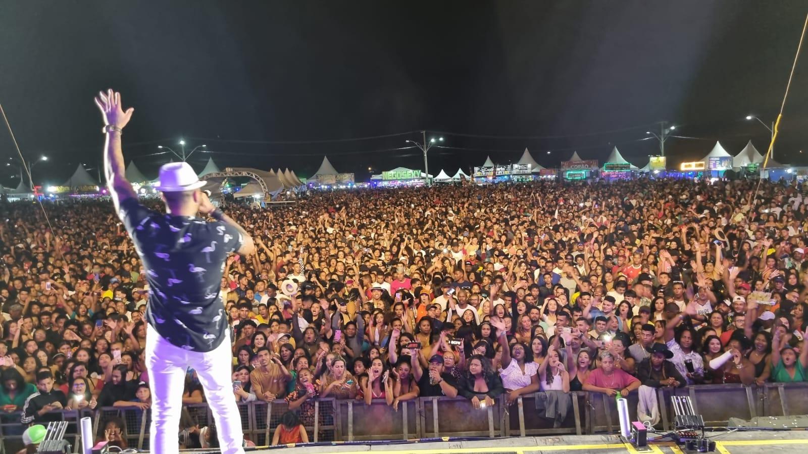 O bailão da Exposama: com o público no palco, Israel Novaes e Lambasaia comandam mais uma noite inesquecível na festa em São Mateus, ES