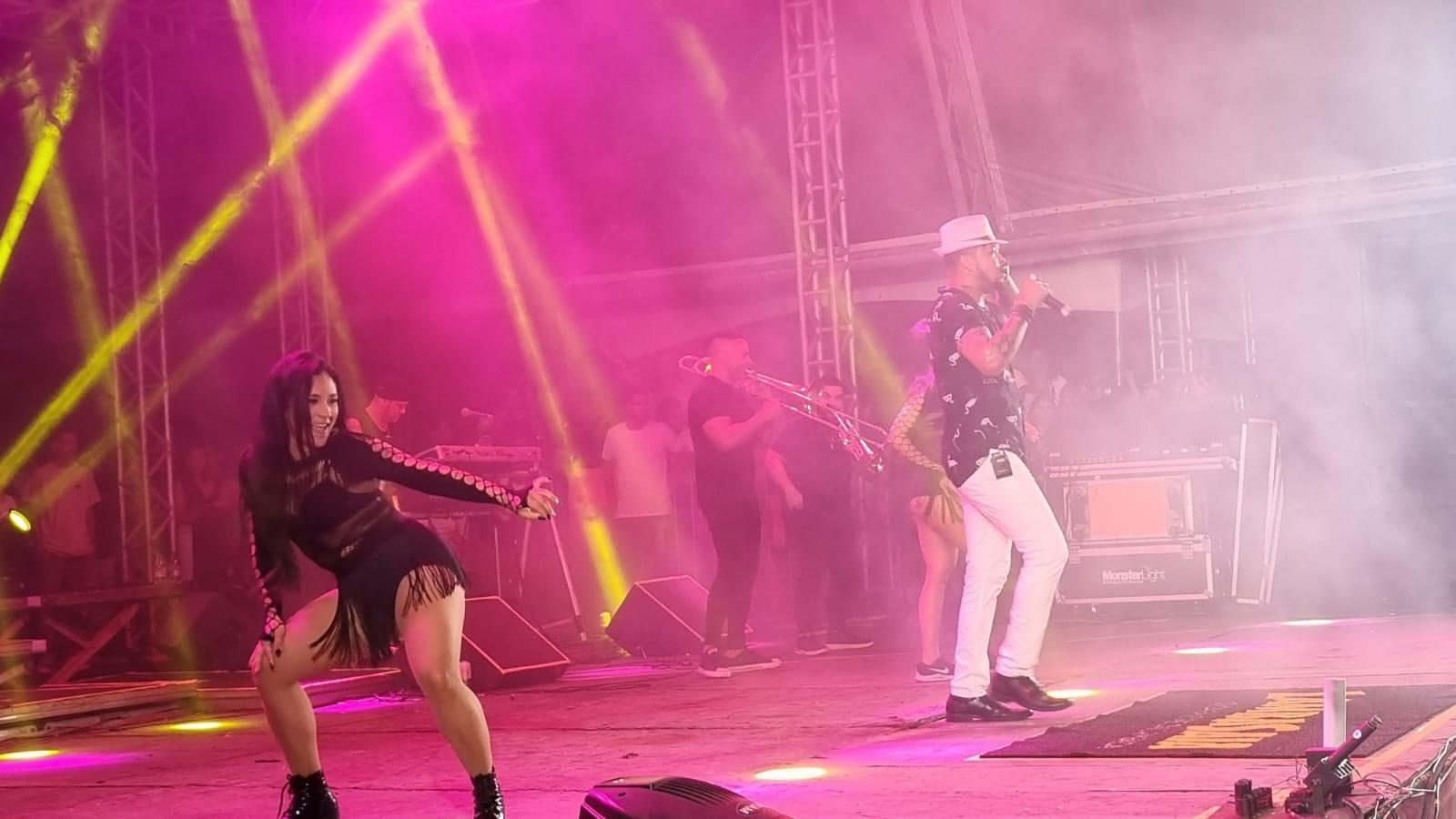 O bailão da Exposama: com o público no palco, Israel Novaes e Lambasaia comandam mais uma noite inesquecível na festa em São Mateus, ES