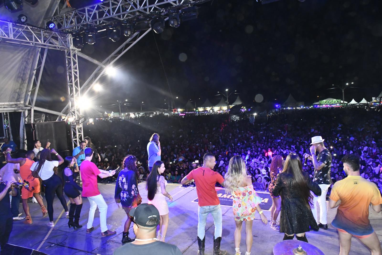 O bailão da Exposama: com o público no palco, Israel Novaes e Lambasaia comandam mais uma noite inesquecível na festa em São Mateus, ES