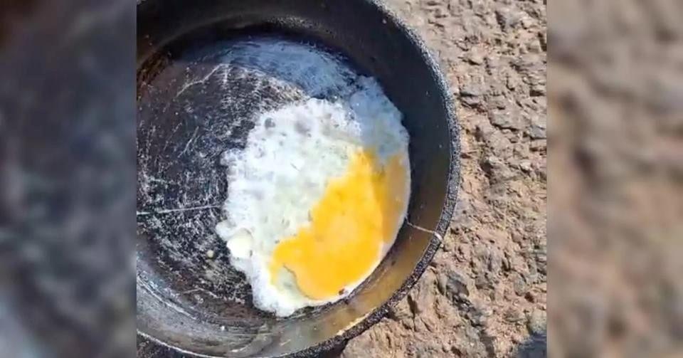 Morador frita ovo em frigideira no meio da rua