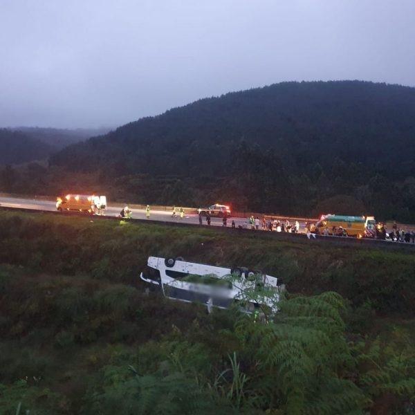 Ônibus com 53 passageiros tomba em ribanceira na BR-116 e deixa um morto e vários feridos