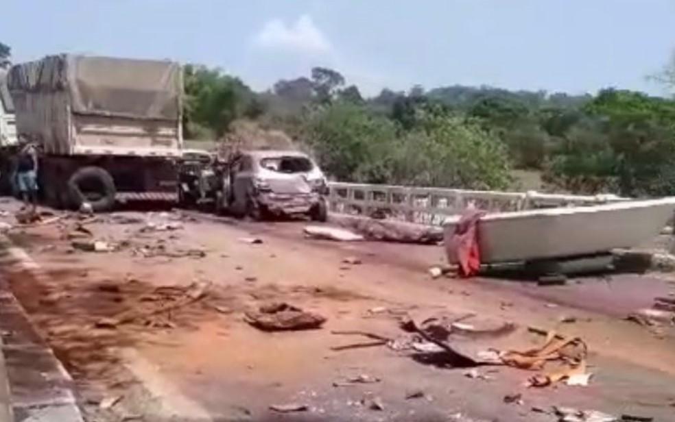 Grave acidente envolvendo 14 veículos na BR-414 deixa 6 mortos e vários feridos