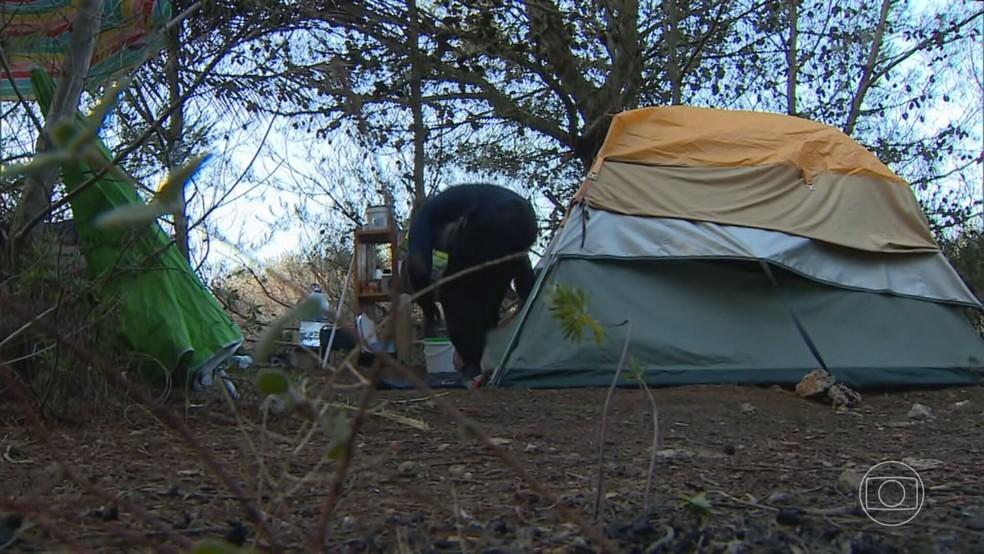 Com dificuldades para pagar aluguel em Portugal, imigrantes brasileiros  moram em barracas: 'Tomo banho na praia' - Vale do Itaunas
