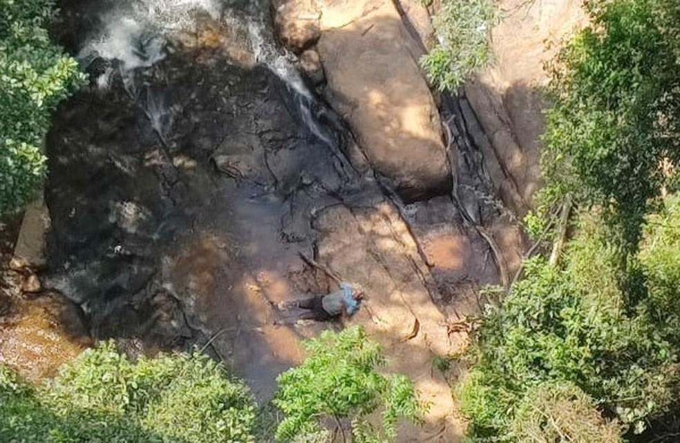 Delegado aposentado de 93 anos se perde em mata do ES e é resgatado de helicóptero após ser visto caído no chão