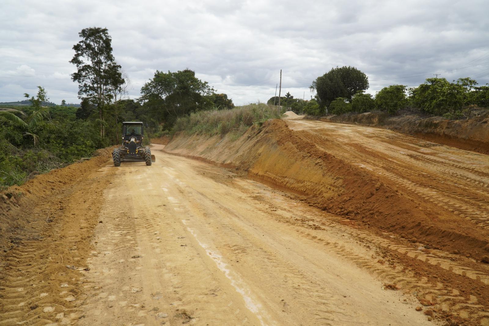 Prefeitura em ação: revitalização de estradas rurais faz a diferença para os agricultores de São Mateus, no ES