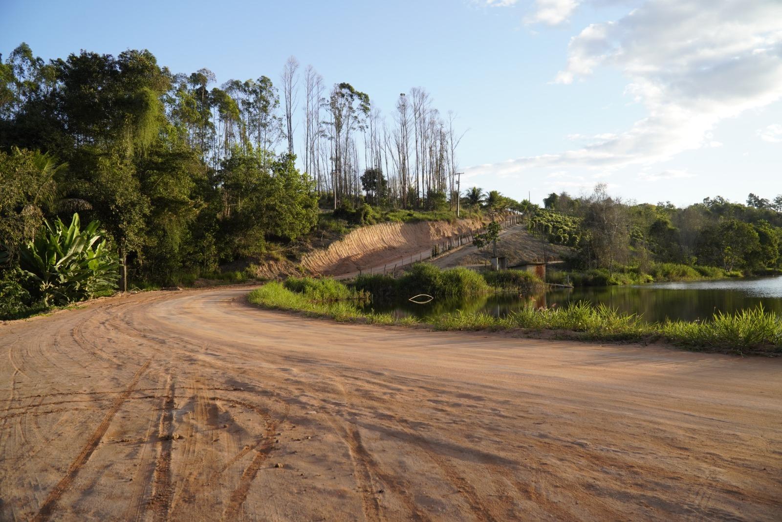 Prefeitura em ação: revitalização de estradas rurais faz a diferença para os agricultores de São Mateus, no ES