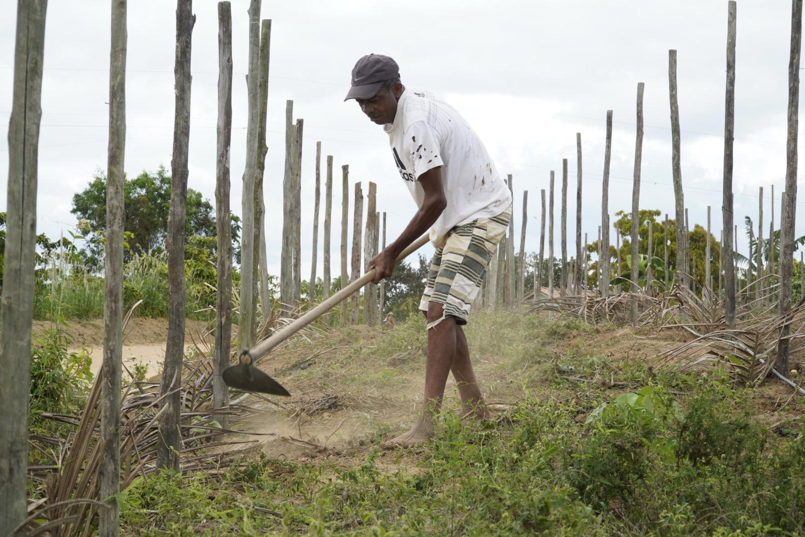 Prefeitura em ação: revitalização de estradas rurais faz a diferença para os agricultores de São Mateus, no ES