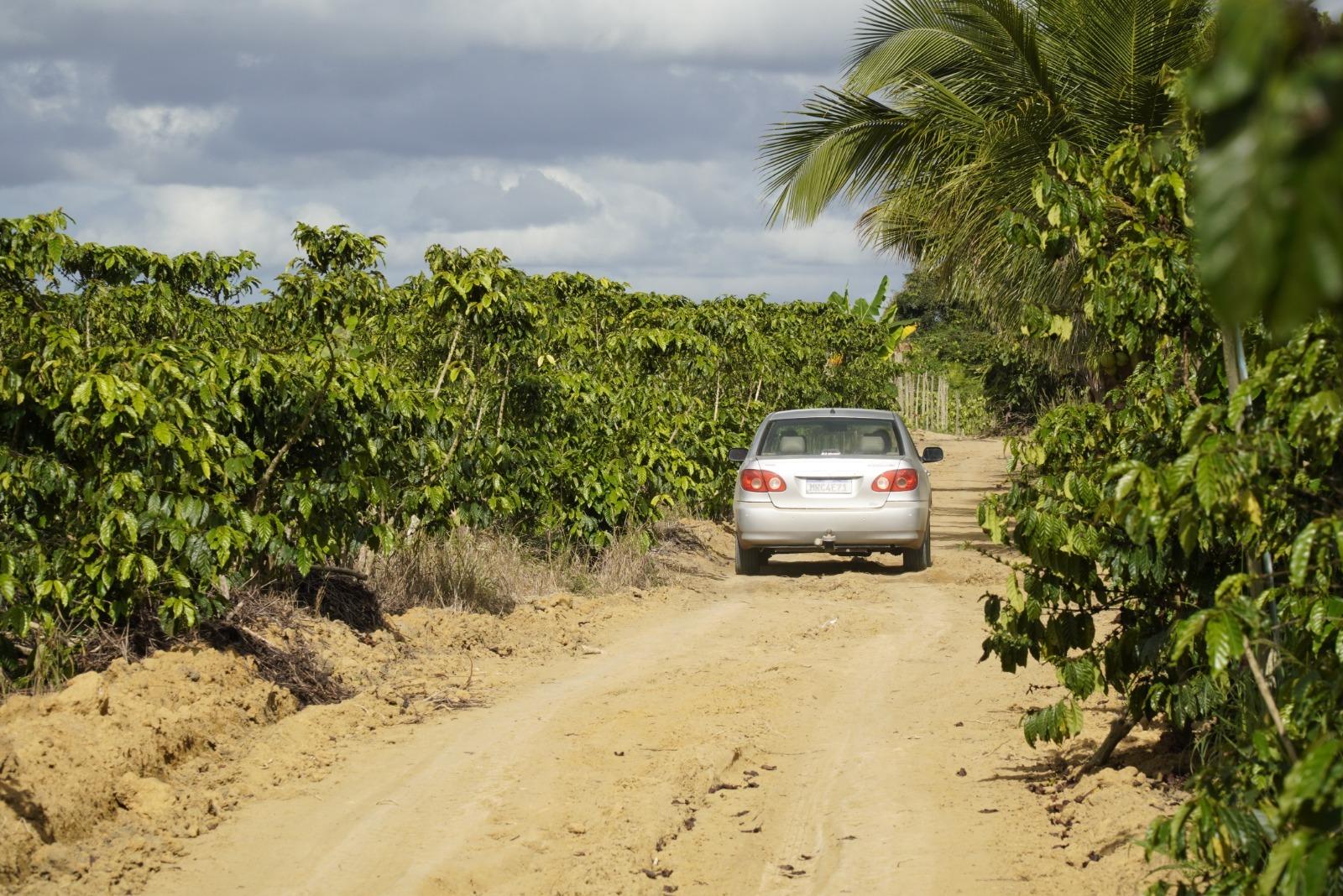 Prefeitura em ação: revitalização de estradas rurais faz a diferença para os agricultores de São Mateus, no ES