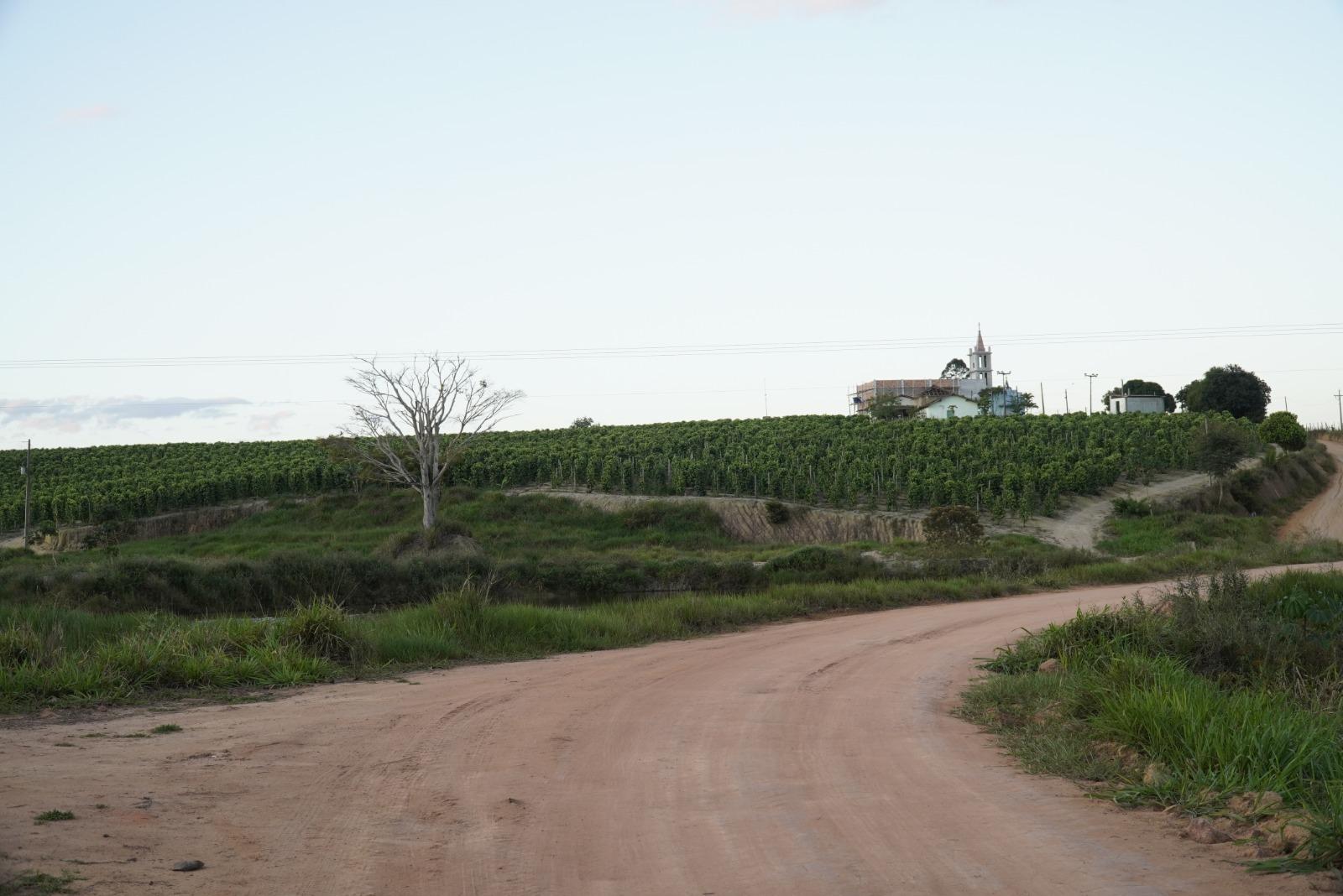 Prefeitura em ação: revitalização de estradas rurais faz a diferença para os agricultores de São Mateus, no ES