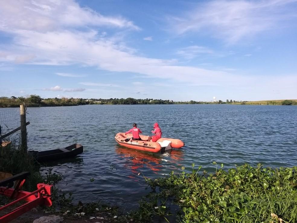 Plantas que crescem em ambientes poluídos formam ‘tapete verde’ em lagoa de Linhares, no ES