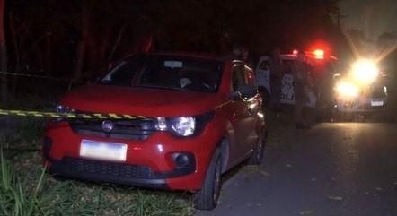 Dois corpos com sinais de tortura são encontrados dentro de carro